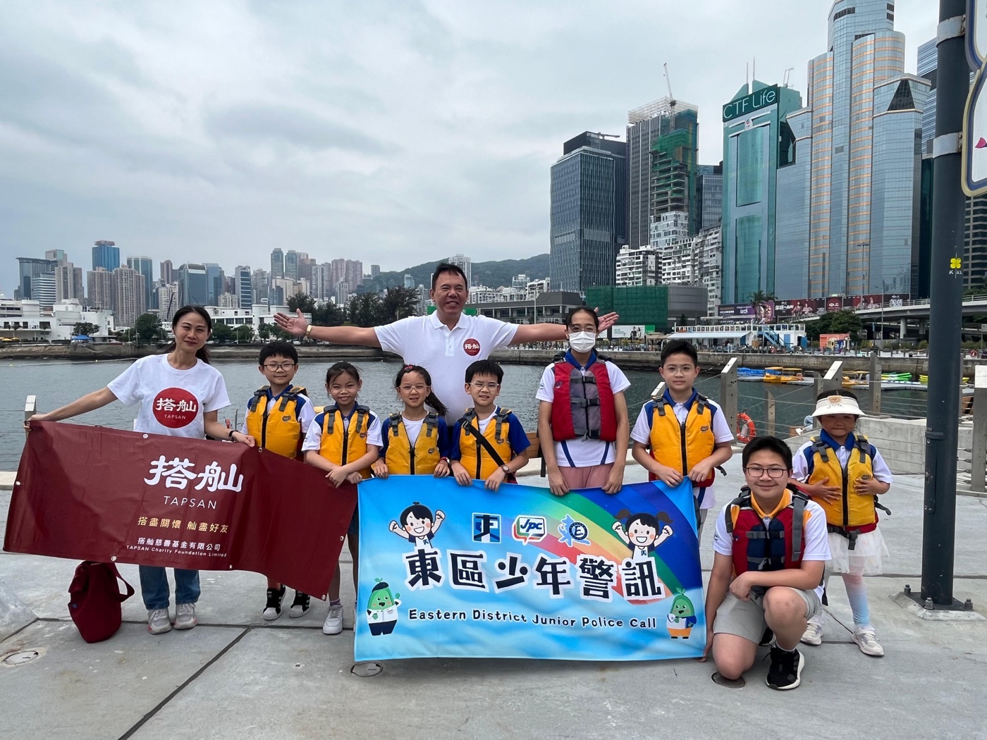 搭舢義工與家庭一同參與水上鴨仔船活動 — TAPSAN volunteers and families on a boat outing together